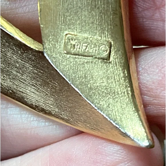 Trifari Crown Vintage Abstract Leaf Brooch with Brushed Finish From 50’s - 60’s - Picture 4 of 4